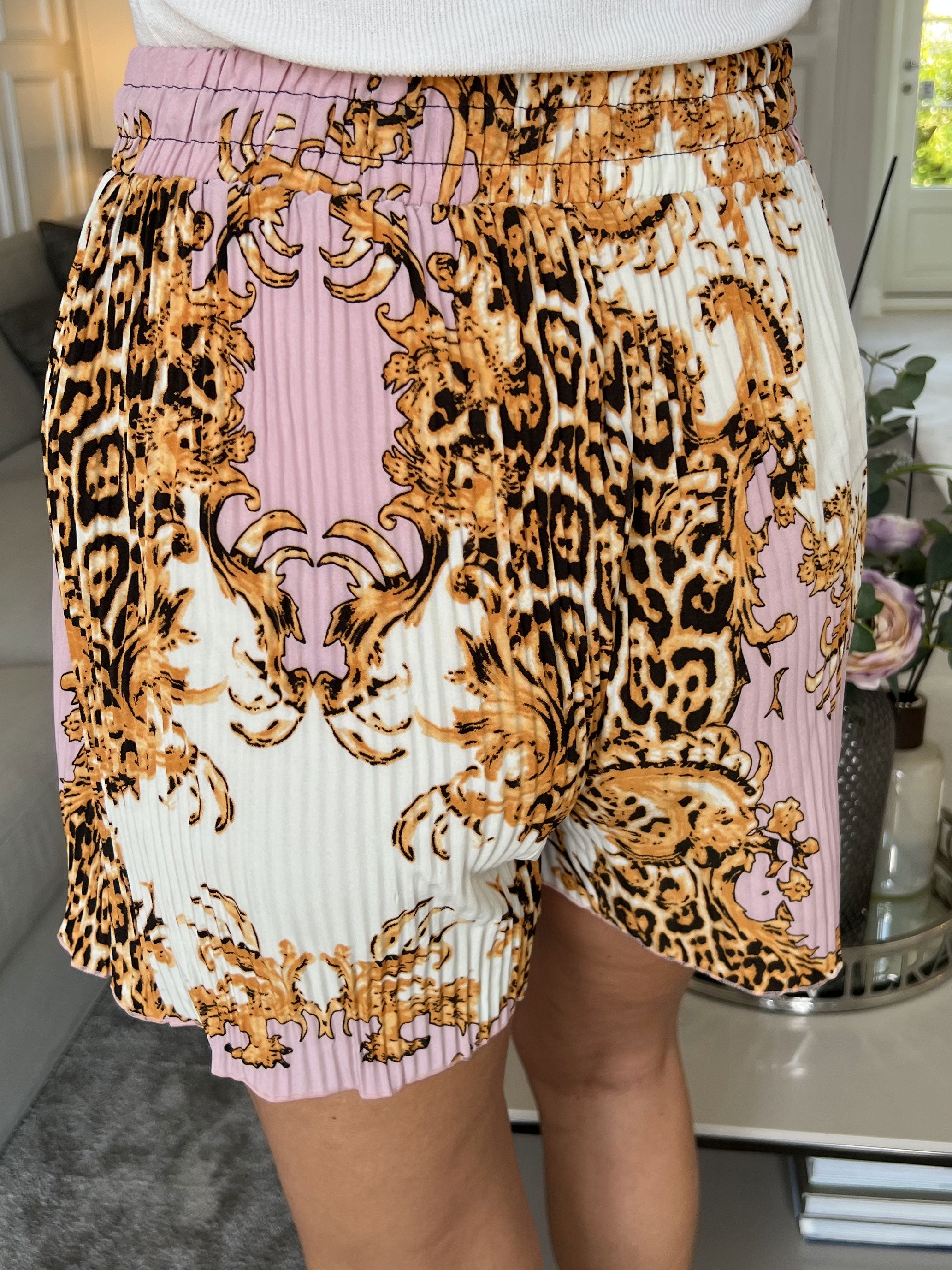 Sophia Short - Søde plisseret shorts med elastikkant